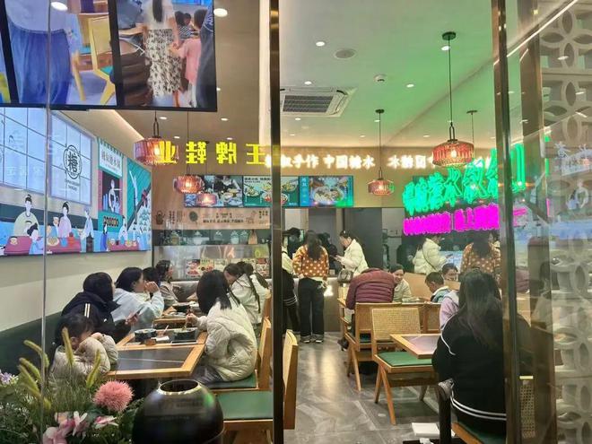 品牌在三四线城市救活了一批过气奶茶店麻将胡了模拟器承接转型奶茶店这个糖水(图2)