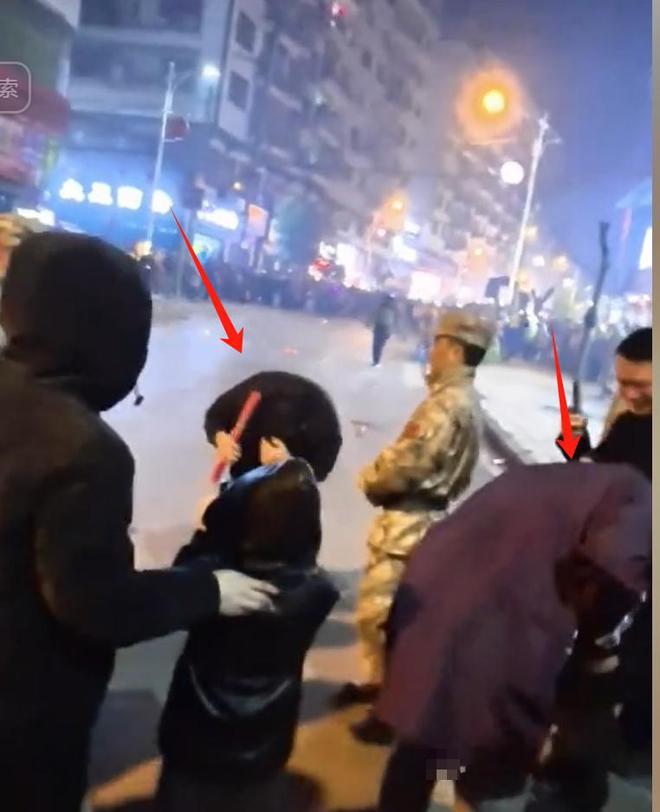 打后续：回应 真实原因曝光有人脸烫伤PG电子麻将胡了四川铁花表演朝人群(图15)